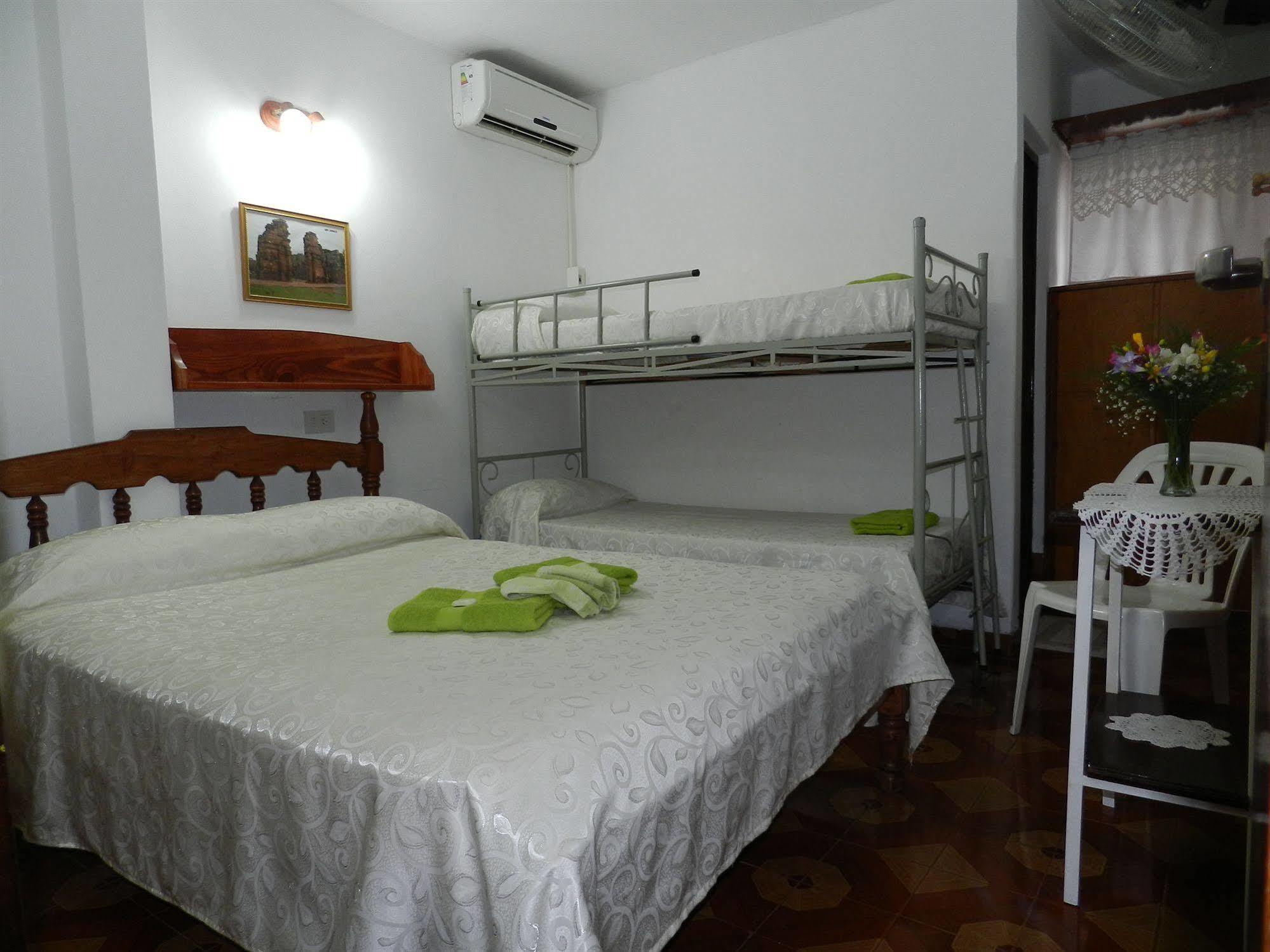 Hotel Colon Posadas Buitenkant foto